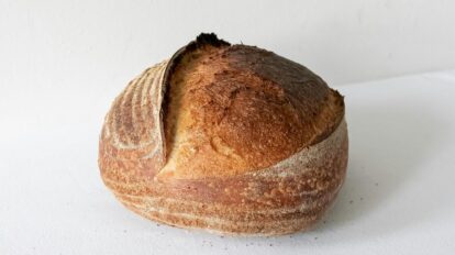 Vers brood uit een broodpan zonder PFAS en Teflon