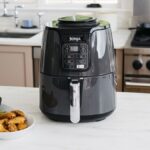 De Ninja Airfryer AF100EU is de perfecte keuze voor degenen die gezond willen koken zonder in te boeten op smaak. Deze veelzijdige airfryer gebruikt hete lucht om voedsel te bereiden met minder olie, waardoor je krokante en smaakvolle gerechten kunt maken met tot wel 75% minder vet. Daarnaast is deze airfryer PFAS-vrij, wat zorgt voor een veilige en gezonde kookervaring.