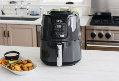 De Ninja Airfryer AF100EU is de perfecte keuze voor degenen die gezond willen koken zonder in te boeten op smaak. Deze veelzijdige airfryer gebruikt hete lucht om voedsel te bereiden met minder olie, waardoor je krokante en smaakvolle gerechten kunt maken met tot wel 75% minder vet. Daarnaast is deze airfryer PFAS-vrij, wat zorgt voor een veilige en gezonde kookervaring.