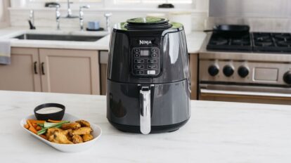 De Ninja Airfryer AF100EU is de perfecte keuze voor degenen die gezond willen koken zonder in te boeten op smaak. Deze veelzijdige airfryer gebruikt hete lucht om voedsel te bereiden met minder olie, waardoor je krokante en smaakvolle gerechten kunt maken met tot wel 75% minder vet. Daarnaast is deze airfryer PFAS-vrij, wat zorgt voor een veilige en gezonde kookervaring.